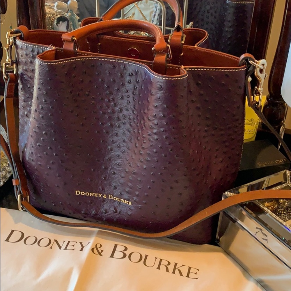 Beautiful Dooney & Bourke Ostrich bag.🌸